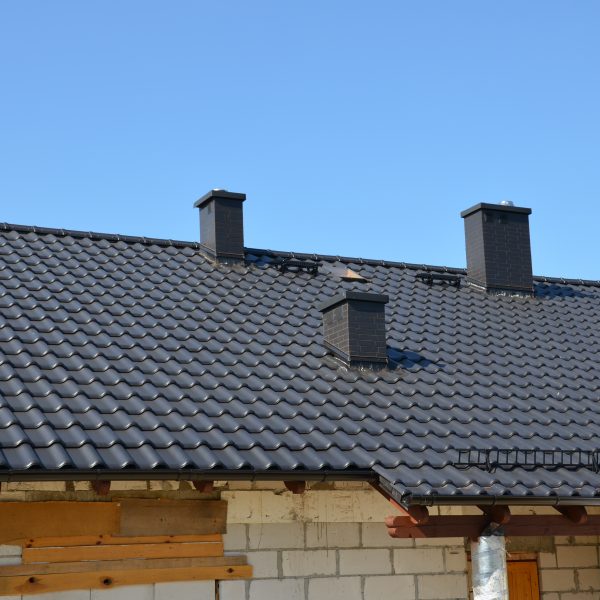 Realizacja z dachówką Creaton Titania czarna, nadającą budynkowi nowoczesny i prestiżowy wygląd.